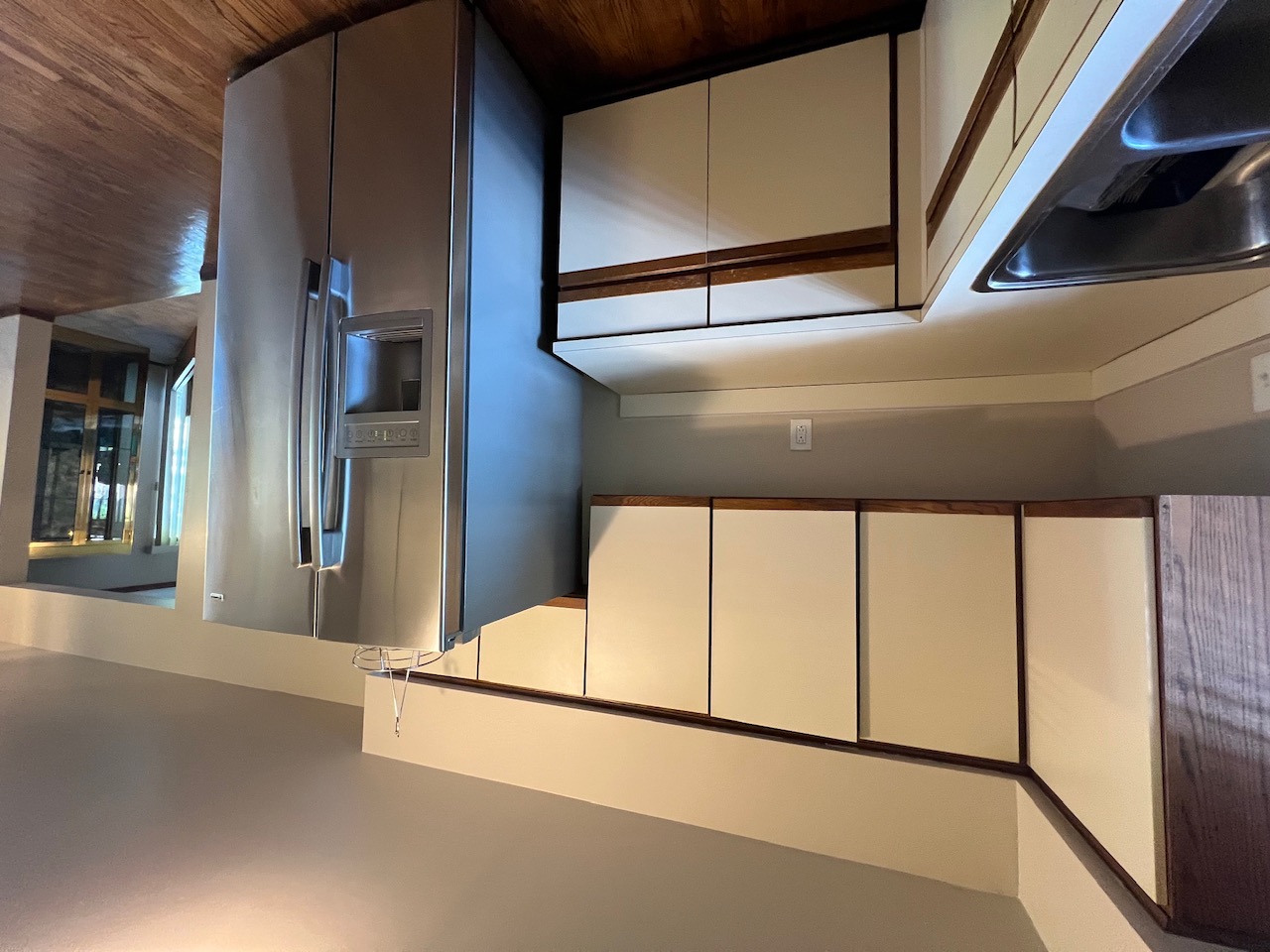 Kitchen, refrigerator area