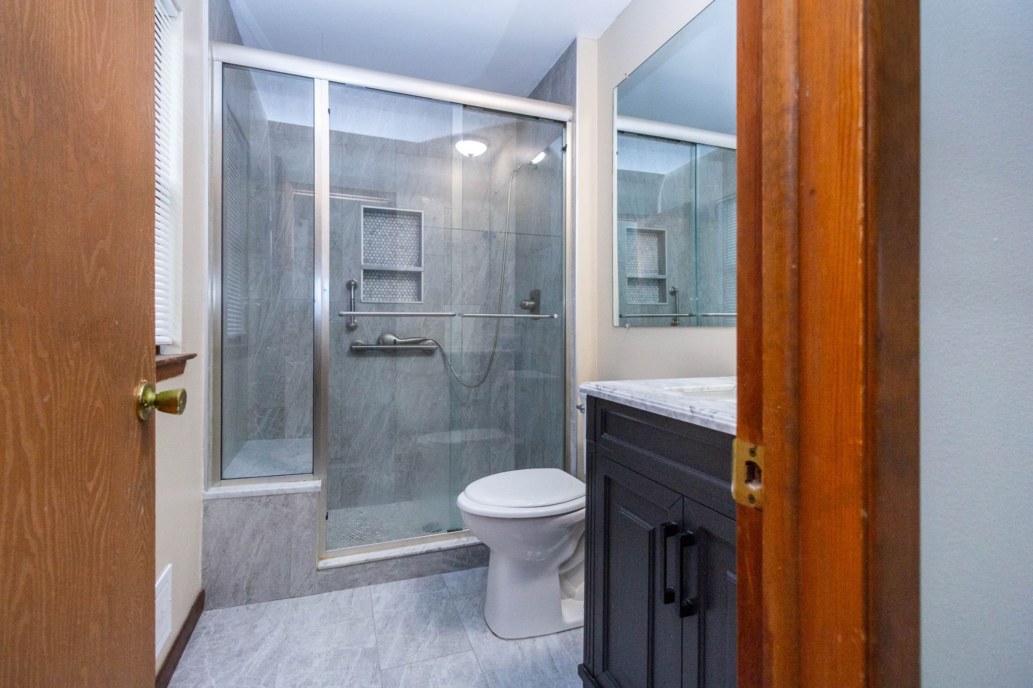 Primary en-suite bath, second view